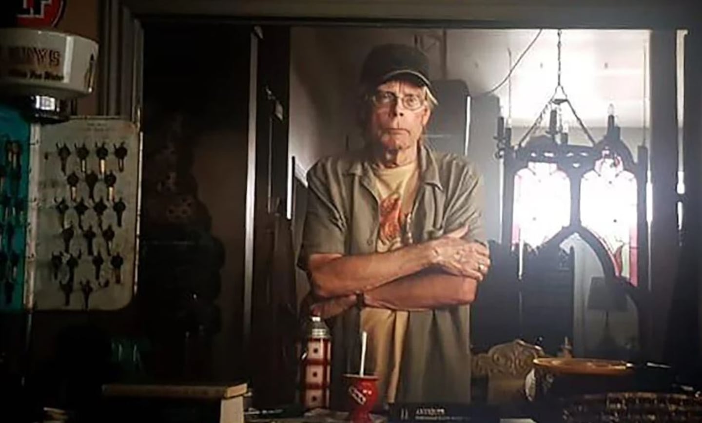 Stephen King, en una escena de It en la que se ve un mate de Independiente. (Foto: captura de YouTube)