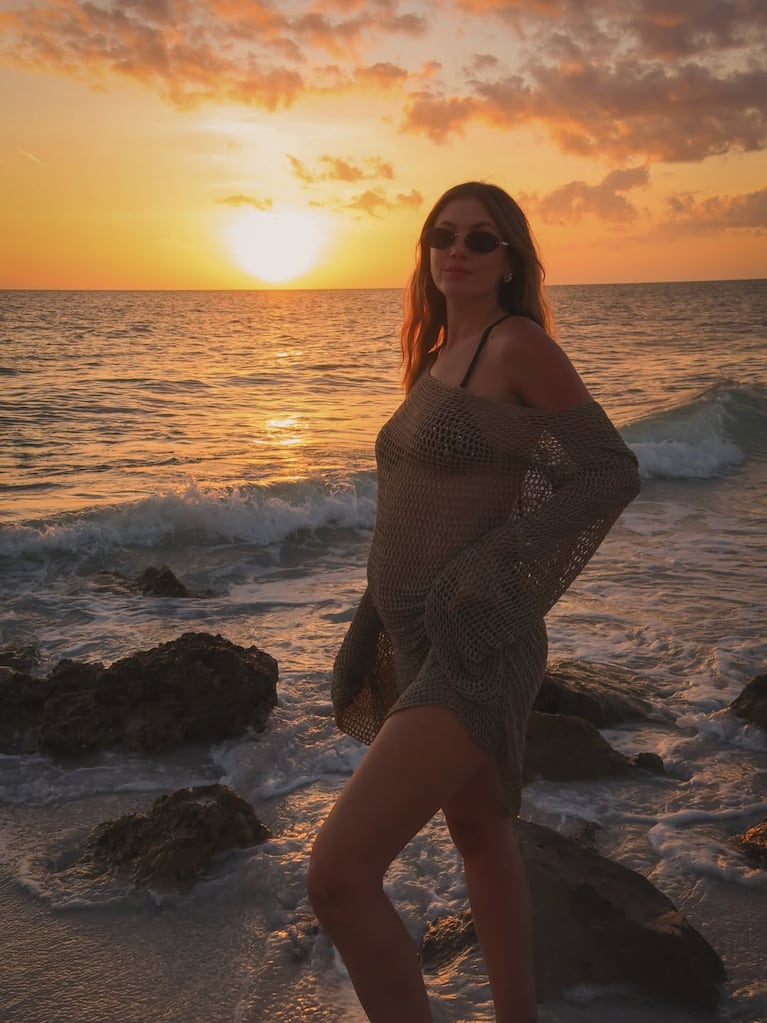 Stephie Demner mostró su pancita en bikini y enterneció las redes con fotos al atardecer. Crédito: Instagram