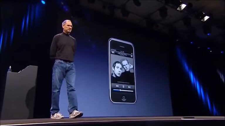 Steve Jobs mantuvo durante años una imagen minimalista con jeans y camisetas negras (Captura de YouTube de Juan Carlos Villacorta)