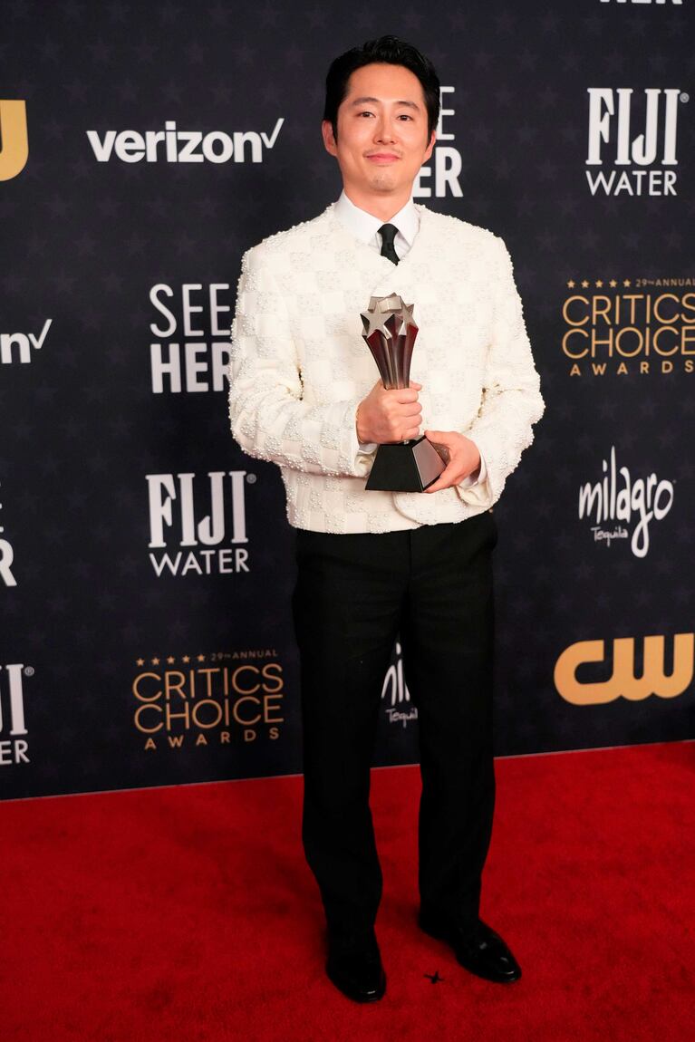 Steven Yeun en la alfombra roja de los Critics choice Awards 2024 (Fotos: Reter - AP- EFE - AFP)