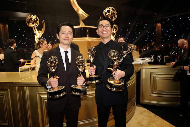 Steven Yeun y Lee Sung Jin (Beef) (REUTERS/Mario Anzuoini)