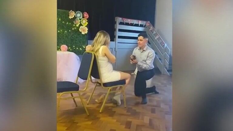 Su marido le sorprendió con un anillo de compromiso durante la fiesta de llegada de su futuro bebé