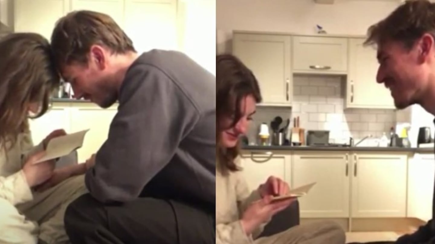 Su novio le regaló un cuaderno que escribió durante todo un año declarando su amor