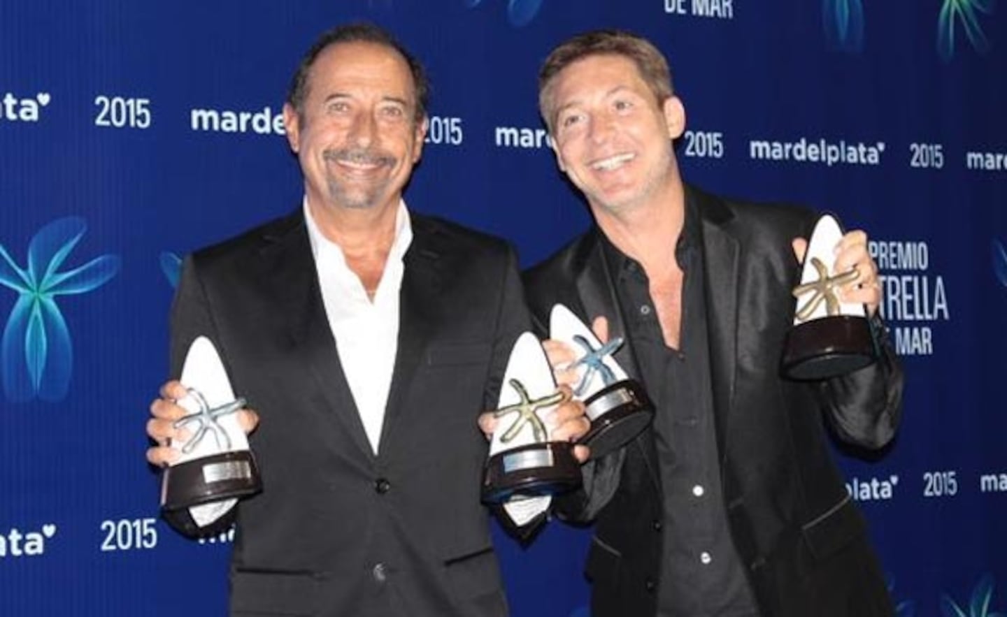 Suar y Francella, con sus premios por mejor actuación en comedia y el Oro. (Foto: @mardelplatamdp)