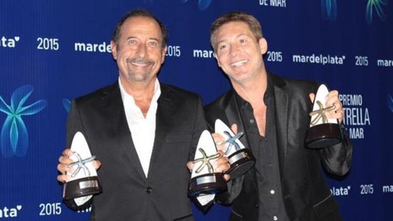 Suar y Francella, con sus premios por mejor actuación en comedia y el Oro. (Foto: @mardelplatamdp)