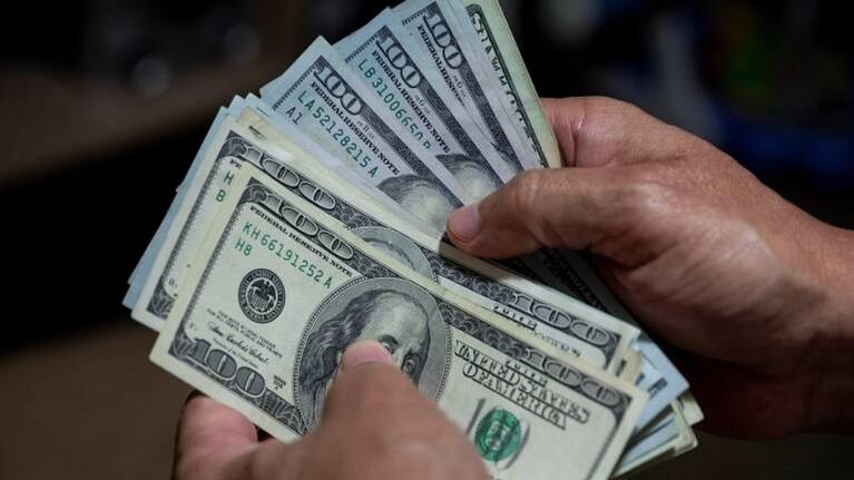 Sube el dólar en bancos y cuevas