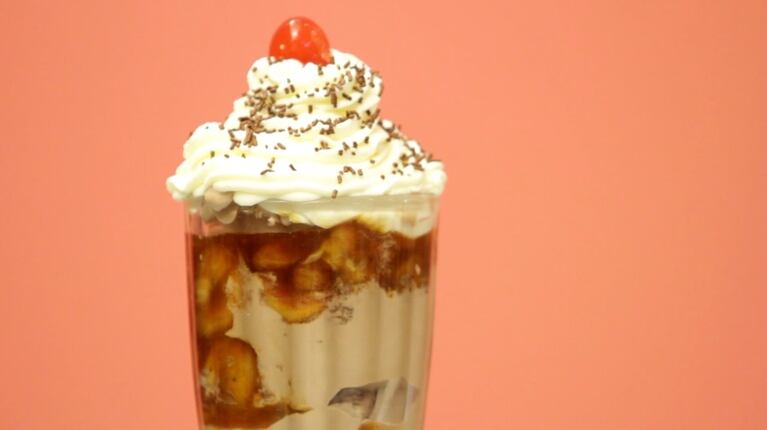 Sundae con bananas caramelizadas y helado de chocolate: receta fácil, paso a paso 