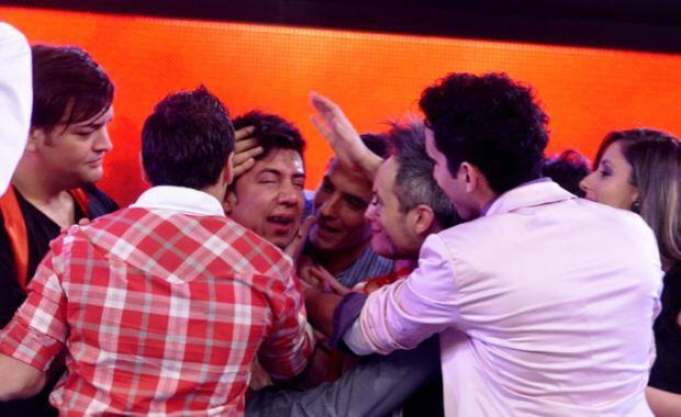Sus ex compañeros y los coach consuelan al fan de Wanda (Foto: Jennifer Rubio). 