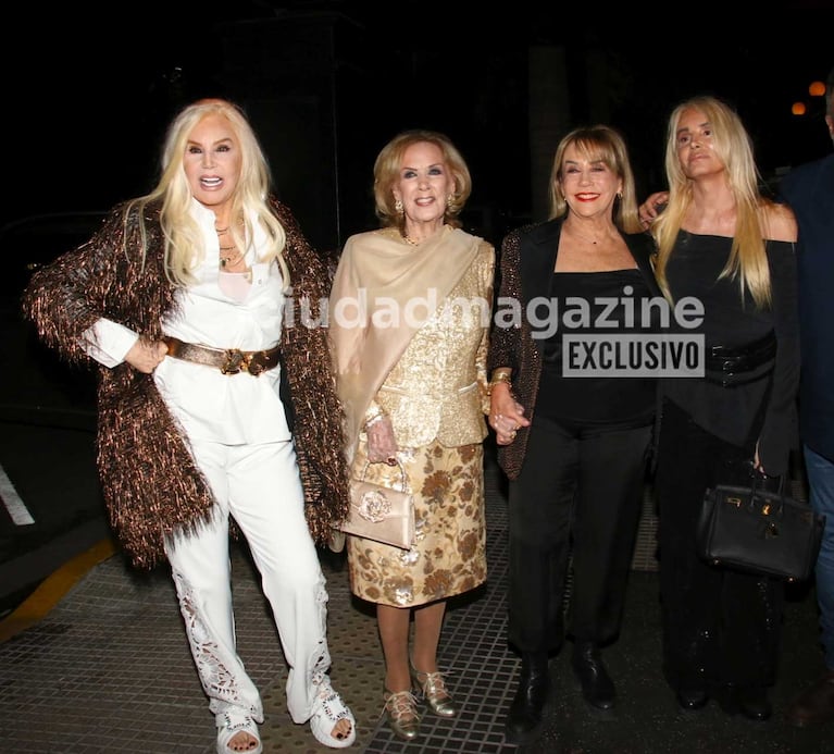 Susana Giménez y Mirtha Legrand con sus hijas Mecha Sarrabayrouse y Marcela Tinayre (Foto: Movilpress)