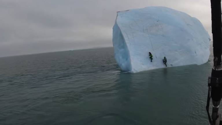 Susto: dos exploradores escalaban iceberg cuando éste se gira por completo