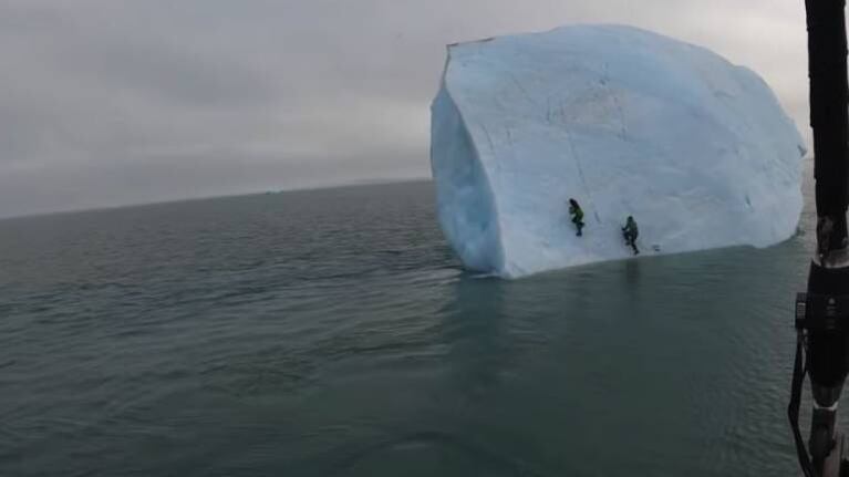 Susto: dos exploradores escalaban iceberg cuando éste se gira por completo