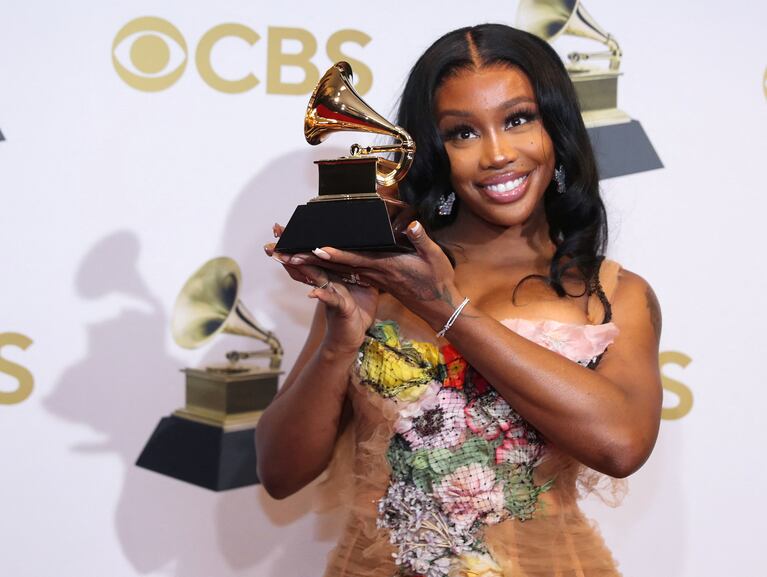 SZA, la más nominada en los Grammy.