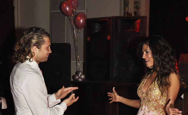 Tacho sacó a bailar a la cumpleañera. (Foto: Jennifer Rubio)