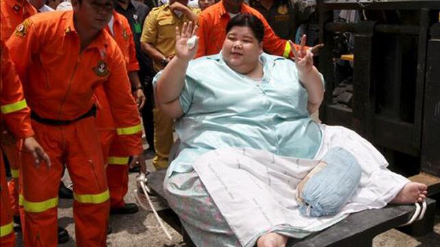 Tailandia: usan grúa para mover a una mujer de casi 300 kilos
