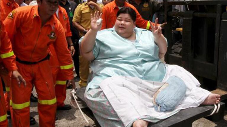 Tailandia: usan grúa para mover a una mujer de casi 300 kilos