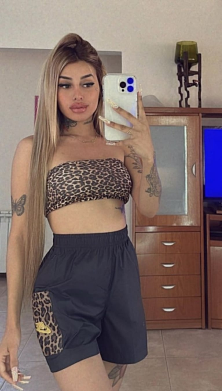 Tamara Báez deslumbró con un total look animal print de entrecasa: pantalón deportivo y sensual crop top