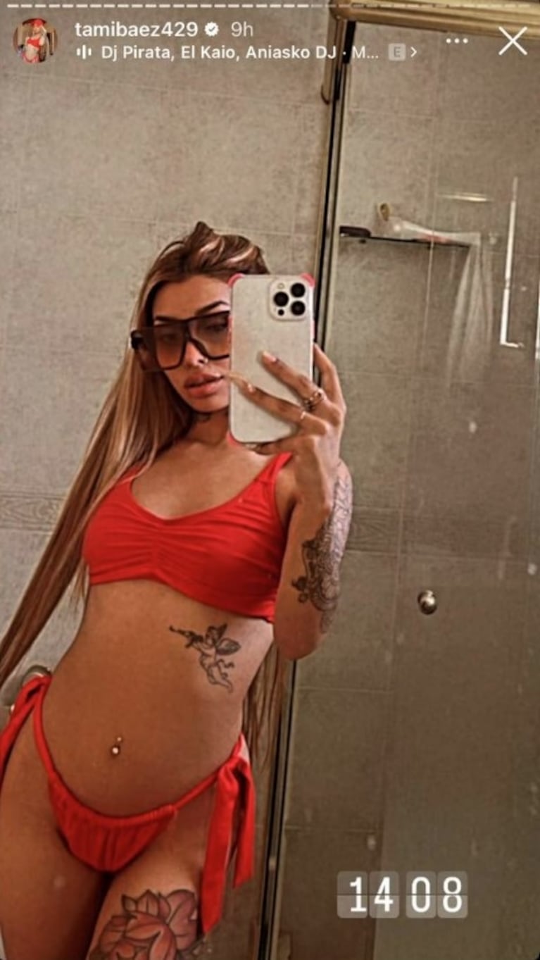 Tamara Báez estrenó una microbikini roja: corpiño fruncido y anteojos de diva