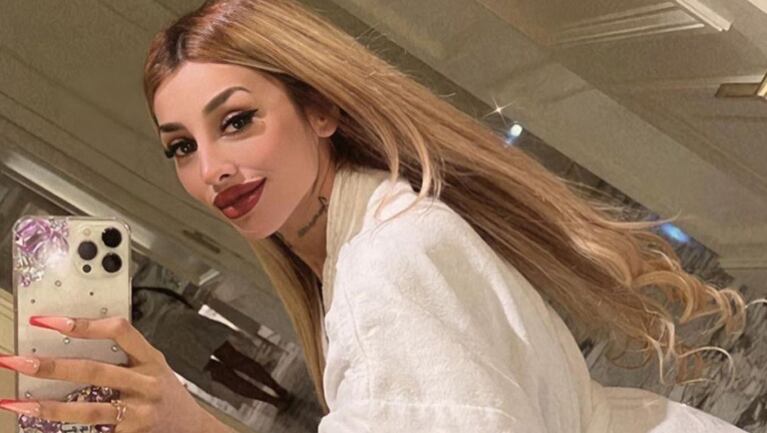 Tamara Báez impactó con sus nuevas pestañas postizas de fantasía.