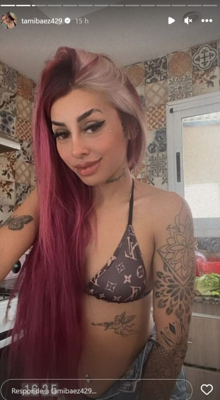 Tamara Báez impactó con una diminuta microbikini en la cocina de su nueva casa