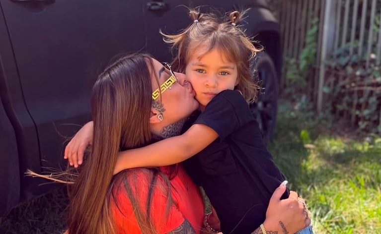Tamara Báez junto a su hija, Jamaica (Foto: Instagram @tamiiibaez123)