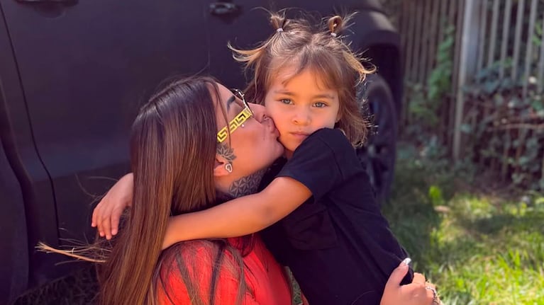 Tamara Báez junto a su hija, Jamaica (Foto: Instagram @tamiiibaez123)