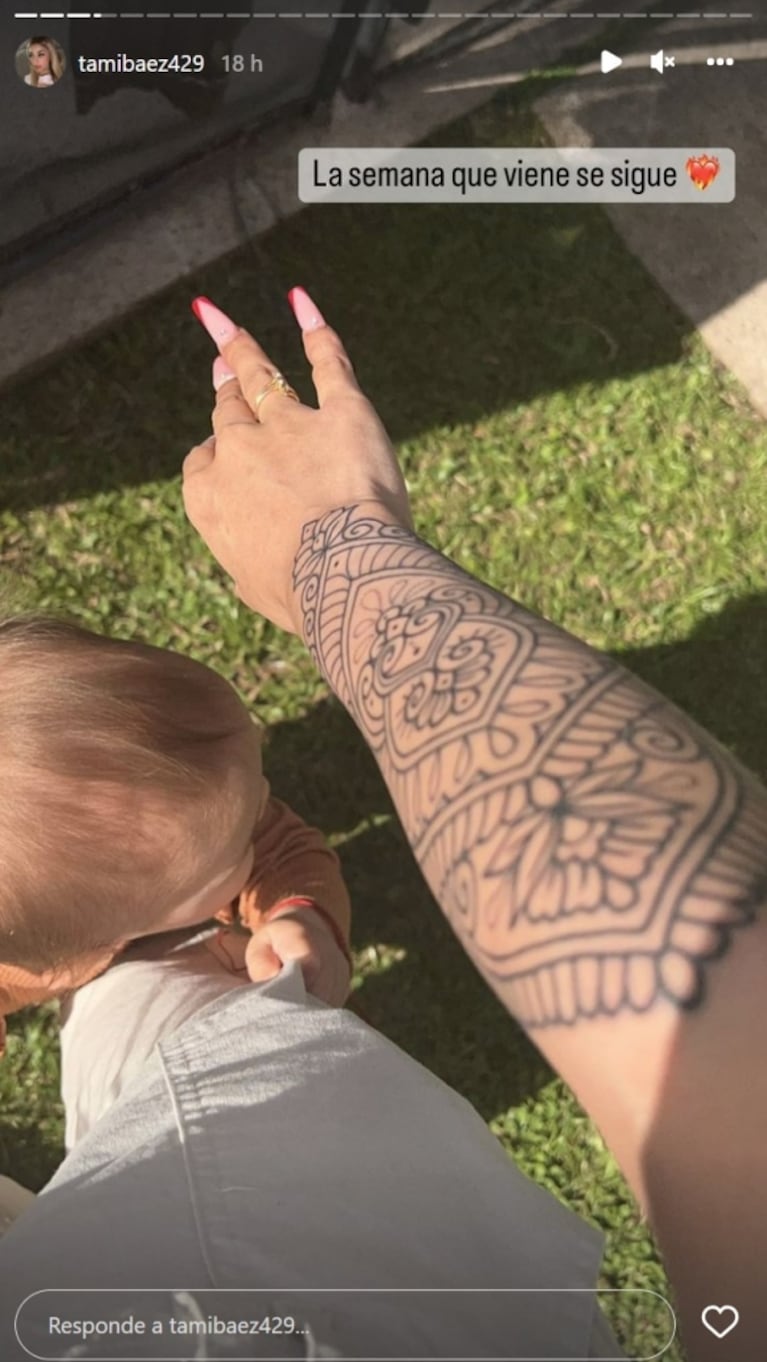Tamara Báez posó sensual para mostrar su nuevo e imponente tatuaje