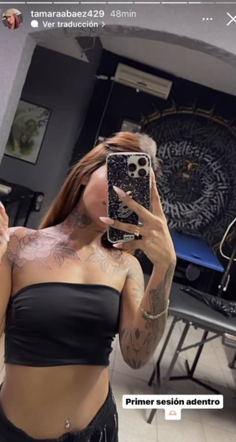 Tamara Báez se tatuó el cuello y los hombros y mostró el resultado