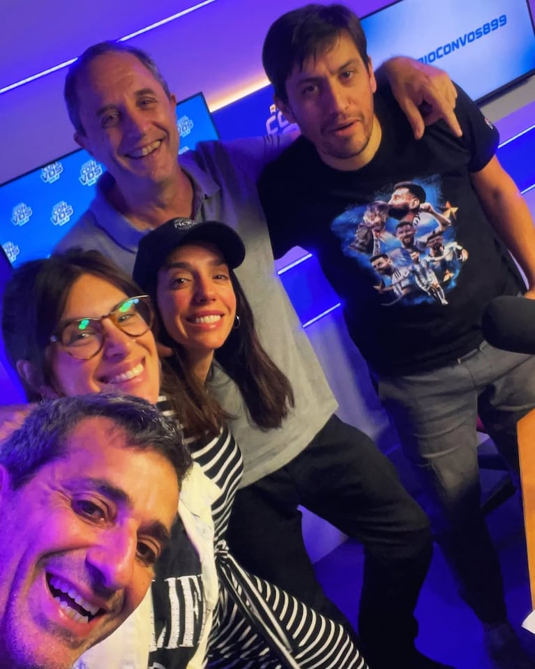 Tamara Pettinato con sus compañeros de Radio con vos. (Foto: @tamarapettinato)