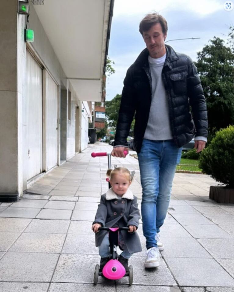 Tapado súper chic y botitas: Ana García Moritán deslumbró con su look para andar en triciclo