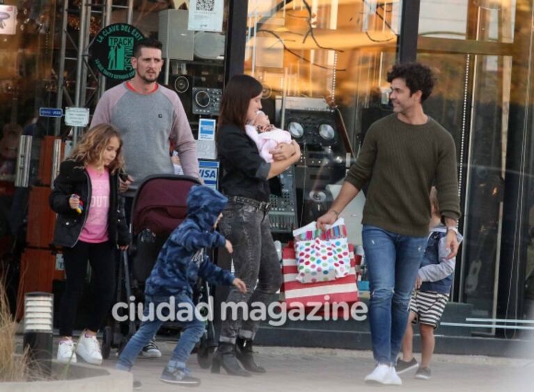 ¡Tarde en familia! Mariano Martínez, paseo de compras junto a Camila Cavallo, su beba y sus hijos