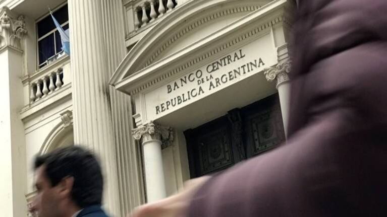 Tarjetas de crédito: el Banco Central abre una investigación para saber si los bancos cobraron de más