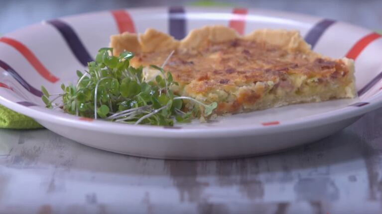Tarta de puerros, queso de cabra y jamón crudo: una receta fácil para tener en tu cocina