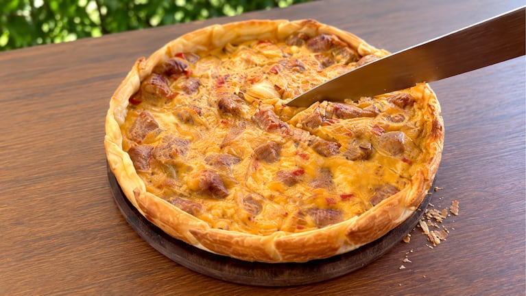 Tarta de salchicha parrillera, una receta potente.