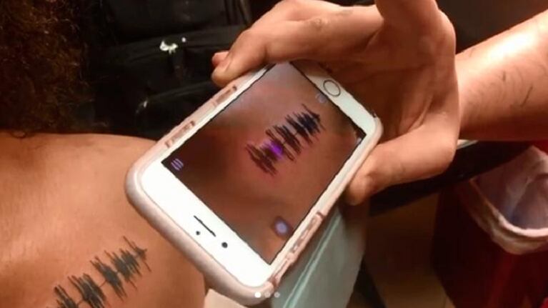 Tatuaje reproduce la voz de una abuela fallecida 