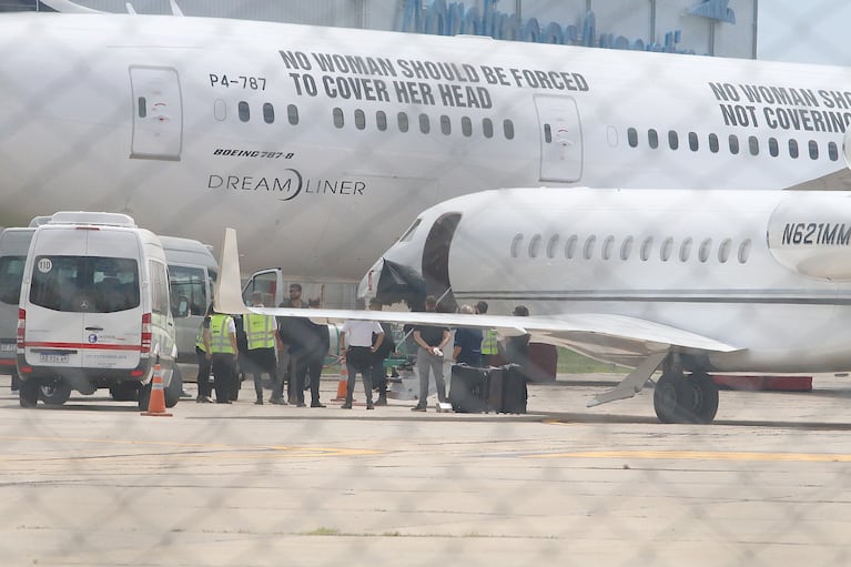 Taylor Swift se tapó con un paraguas tanto para bajar del avión como para subir a la camioneta que la llevara hasta el hotel (Foto: Movilpress)