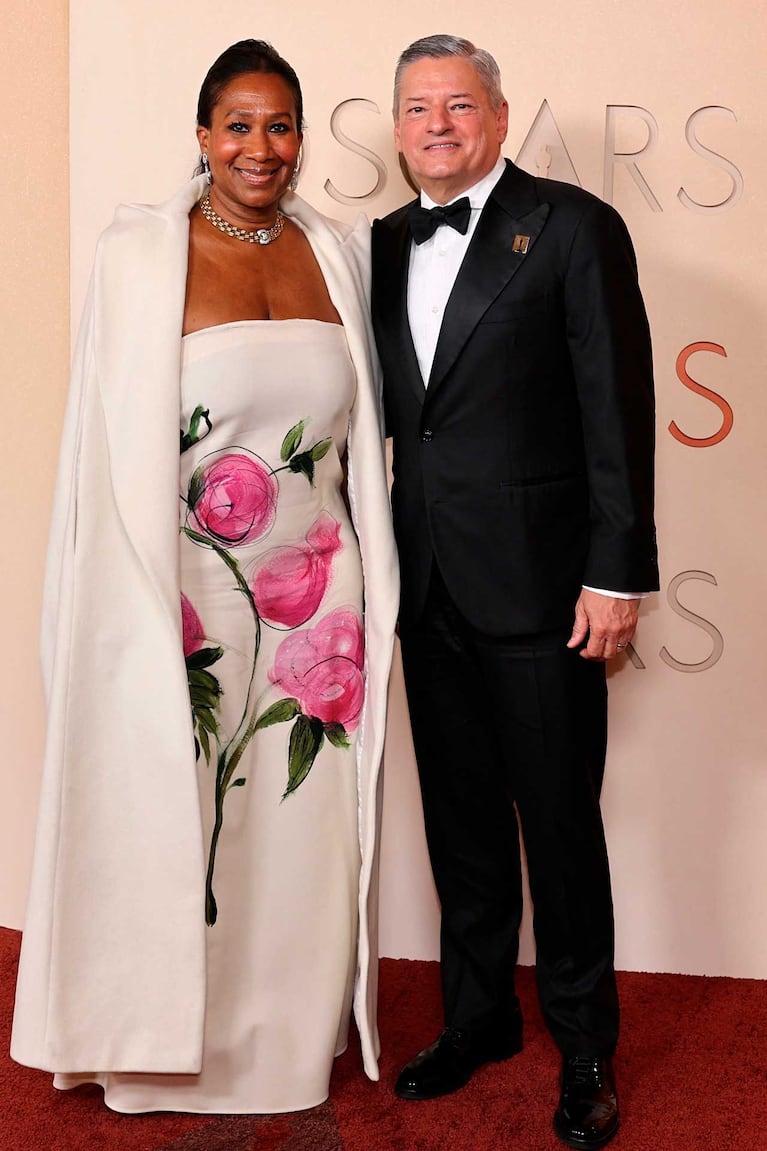 Ted Sarandos, CEO de Netflix, y Nicole Avant (Foto: REUTERS--Daniel Cole)