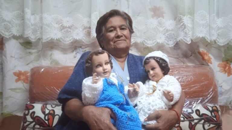 Tejer para subsistir, así es la vida de Yolanda Hernández, una anciana con párkinson que perdió a su familia por Covid