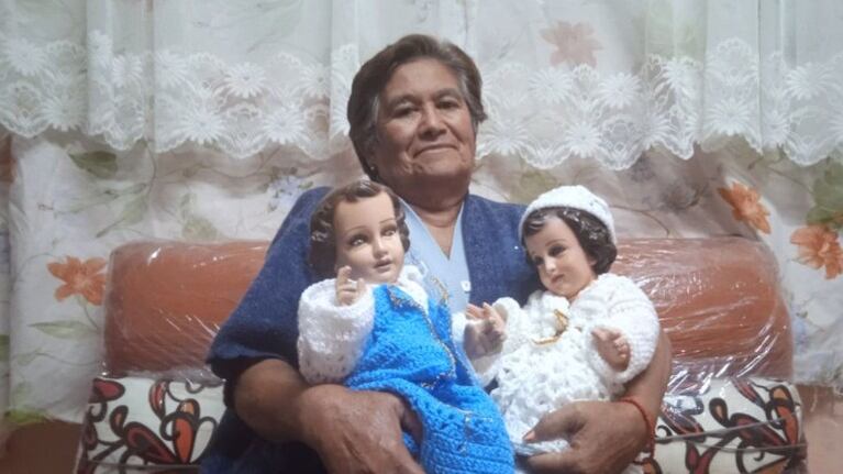 Tejer para subsistir, así es la vida de Yolanda Hernández, una anciana con párkinson que perdió a su familia por Covid