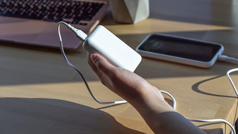 Tener a mano un cargador portátil sirve para no quedarse sin energía en al celular. Foto: Freepik