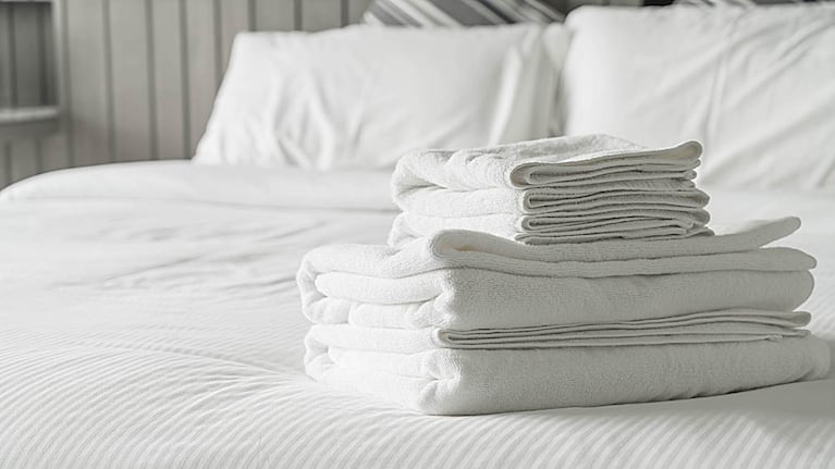 Tener sábanas suaves y limpias ayuda a dormir y descansar mejor. Foto: IA (imagen ilustrativa)