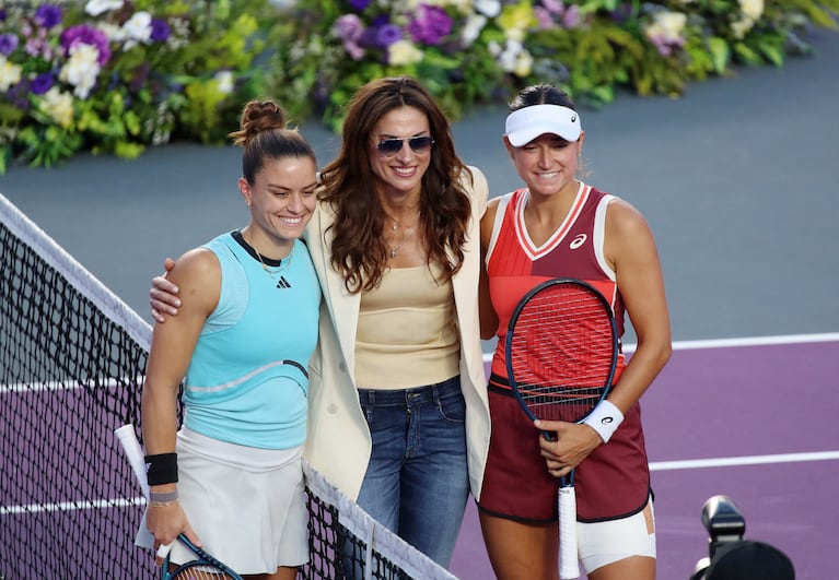 Tennis - WTA 1000 - Guadalajara Open - Panamerican Tennis Center, Guadalajara, Mexico - September 23, 2023 Former tennis player Gabriela Sabatini poses with Greece's Maria Sakkari and Caroline Dolehide of the U.S. before their final match REUTERS/Henry Romero