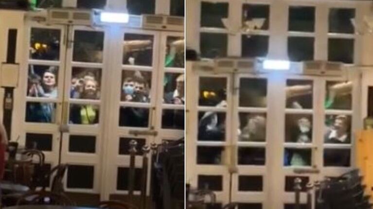   Terminan de ver un partido de fútbol a través desde la ventana del bar que acaba de sacarlos