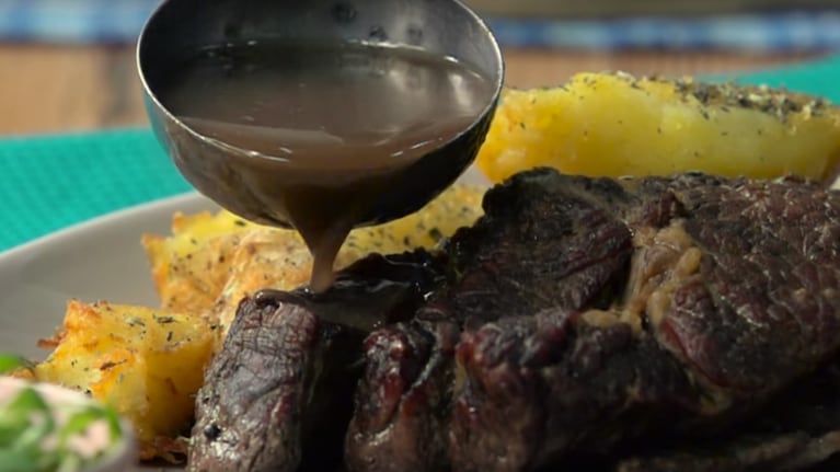 Ternera braseada con papas aplastadas al orégano: receta fácil para cocinar