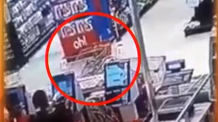 Terror en un supermercado: captan a changuito fantasma