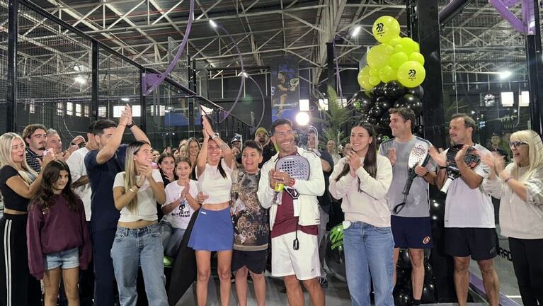 Tévez y su familia y inauguraron el club de pádel ubicado en Bella Vista