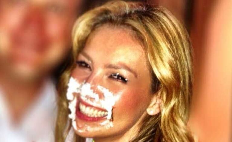 Thalía comenzó su cumpleaños con un tremendo tortazo (Foto: @thalia)