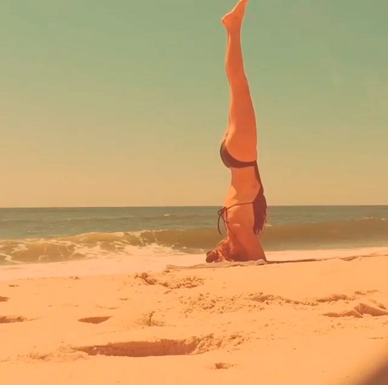 Thalía, una diosa yogui en la playa: cuerpazo en el mar y mensajes espirituales. Foto: Instagram