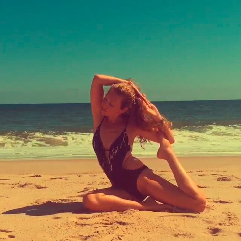Thalía, una diosa yogui en la playa: cuerpazo en el mar y mensajes espirituales. Foto: Instagram