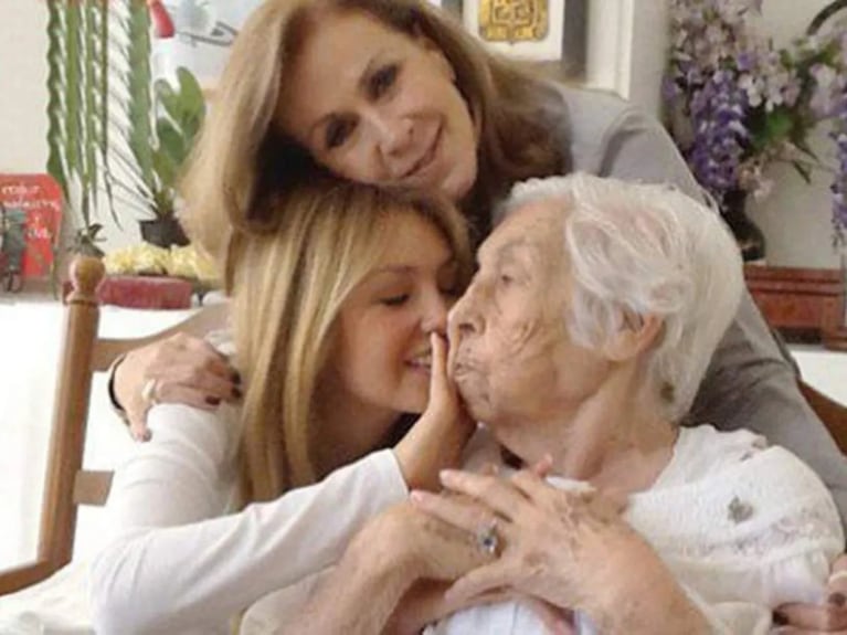 Thalía y Laura Zapata con Eva Mange, la abuela. (Foto: Instagram).
