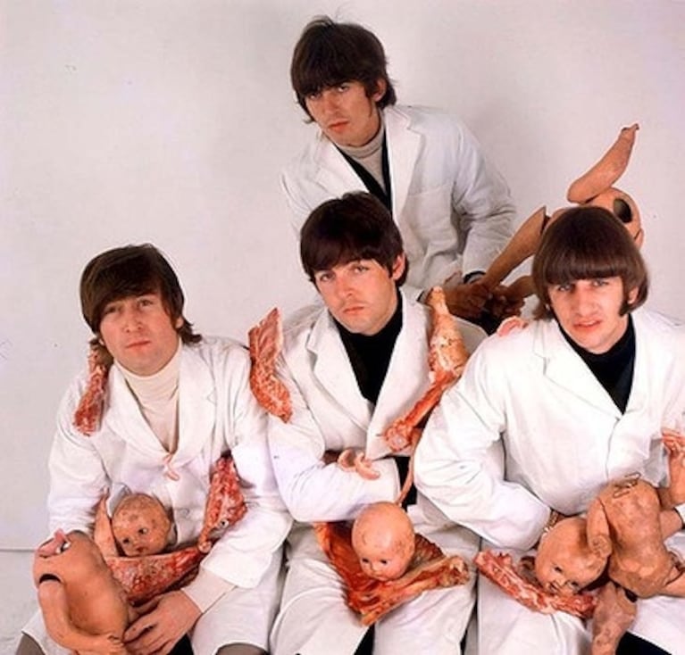 The Beatles: el escándalo por la portada donde se vistieron de carniceros